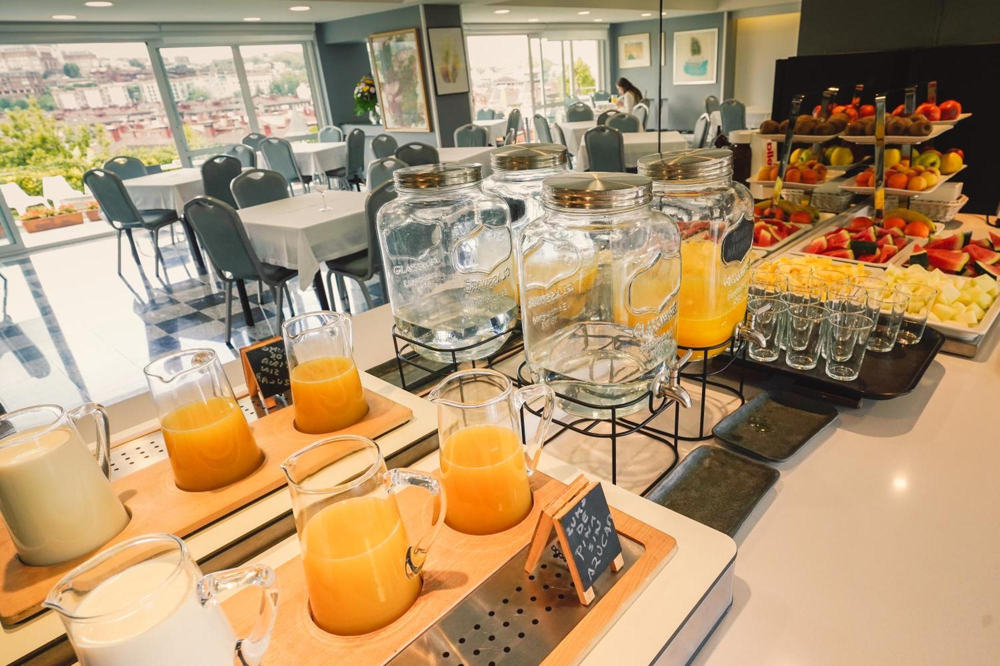 Hotel Avenida Сан Себастиан Екстериор снимка