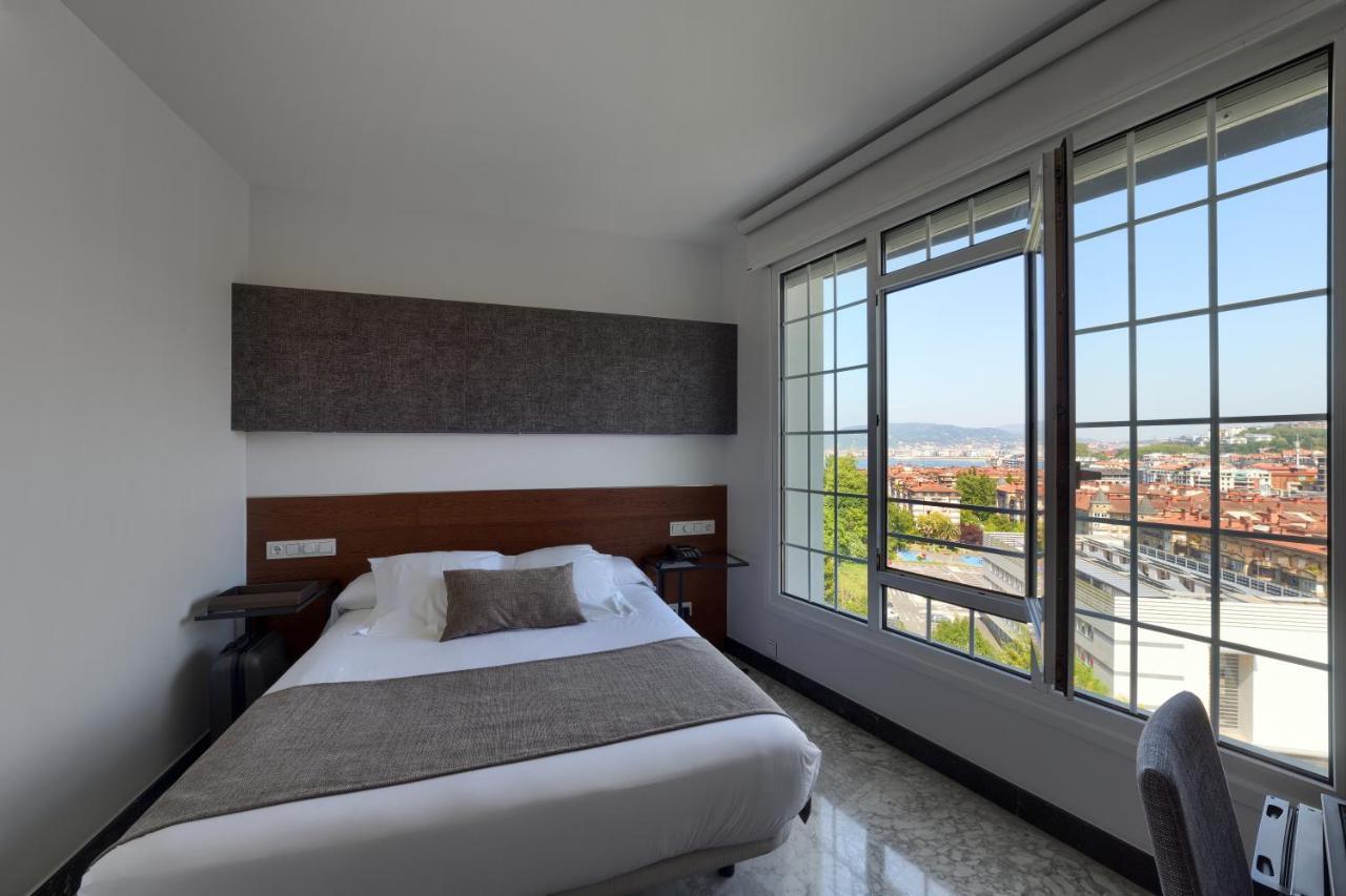 Hotel Avenida Сан Себастиан Екстериор снимка